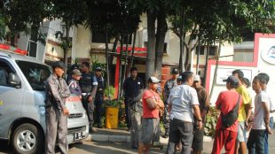 Setelah habis dagangannya disita, pedagang asongan mendatangi manajemen Ancol agar barang dagangannya dikembalikan, namun tidak digubris (dok. KM)