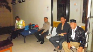 Anggota Polri beserta sesepuh warga saat menjaga kantor PPK di Kecamatan Kampung Makasar, Jakarta Timur (dok. KM)