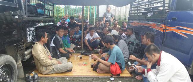 Aktivis dan petani ikan Pamijahan berteduh saat melakukan aksi di depan kantor Pemkab Bogor (dok. KM)
