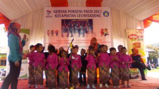 Anak-anak PAUD tampil dalam PORSENI tingkat PAUD di Leuwisadeng, Bogor 1/4 (dok. KM)