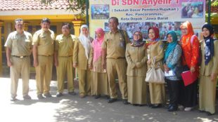 Kepsek SDN Anyelir 1 Sri Suparni (kelima dari kanan) bersama tim penilai Lomba sekolah Sehat Kota Depok dan pengawas UPT Pendidikan Panmas Tabrani (dok. KM)