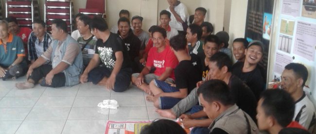 Puluhan warga Kelurahan Cikaret, Kota Bogor memenuhi kantor kelurahan untuk menuntut klarifikasi Lurah soal masa jabatan ketua RW [dok. KM]