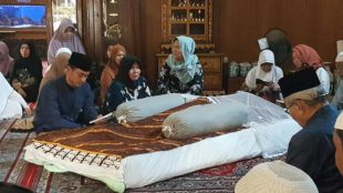 Gubernur Jambi Zumi Zola Zulkifli turut membacakan Yasin melepas kepergian almarhum Saman Khatib, mantan Bupati Batanghari (dok. KM)