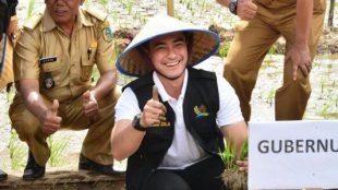 Gubernur Jambi, Zumi Zola, di acara "Balek Dusun Bangun Desa" di Kabupaten Kerinci, Senin 17/4 (dok. KM)