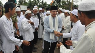 Warga menyambut kedatangan Gubernur Jambi Zumi Zola dalam acara Isra' Mi'raj di Tanjung Jabung Barat, Minggu 2/4 (dok. KM)