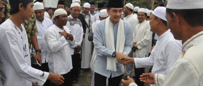 Warga menyambut kedatangan Gubernur Jambi Zumi Zola dalam acara Isra' Mi'raj di Tanjung Jabung Barat, Minggu 2/4 (dok. KM)