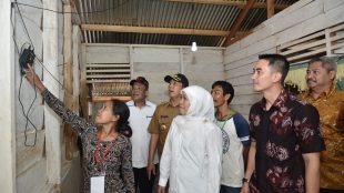 Mensos Khofifah Indar Parawansa (tengah) meninjau Balai Suku Anak Dalam di Kabupaten Sarolangun, Jambi 15/5 (dok. KM)
