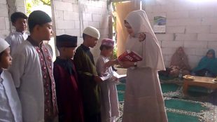 Anggota Persatuan Bhayangkari Kompleks Polri RW 016 Jatirangga memberikan santunan kepada santri Lembaga Sosial Dakwah Imam Muslim (dok. KM)