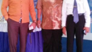 Pendiri STIE Pelita Bangsa Moh Mardiana (tengah) bersama Prof. Dr. Irwan Nur Latubual (kiri) dan Suyadi Hadiwinoto (dok. KM)