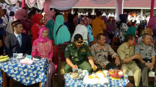 Kepsek SMPN 03 Ciomas (kedua dari kiri) dan tamu undangan pada acara pelepasan siswa-siswi kelas IX (dok. KM)
