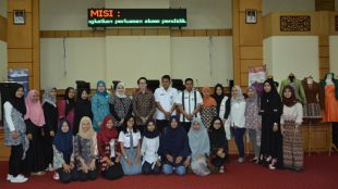 Barli Asmara, Sherin Tharia, Kepala SMKN 4 Kota Jambi dan para siswa SMKN 4 Kota Jambi yang pernah menjuarai Festival Busana di berbagai kejuaraan tingkat Nasional. (dok. KM)