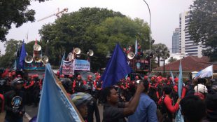 Orasi padaunjuk rasa buruh pada May Day 2017