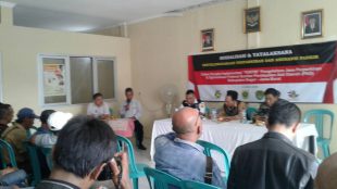 Juru parkir di Dramaga ikuti sosialisasi perparkiran di Kantor Desa Babakan, kemarin 24/5 (dok. KM)