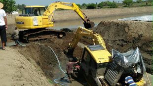 Evakuasi alat berat jenis excavator yang tenggelam di pinggir laut di Brebes. (dok. KM)