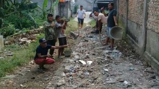 Masyarakat dan Kepala Desa Bojong Kulur bergotong royong (dok. KM)
