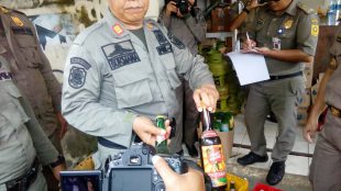 Petugas Satpol PP Kabupaten Bogor mengamankan botol-botol miras yang dijual secara ilegal di Kecamatan Tamansari, Kamis 4/5 (dok. KM)