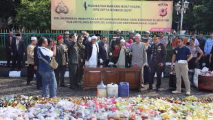Unsur Muspida dan tokoh agama Kabupaten Bogor turut serta dalam pemusnahan miras sitaan Operasi Cipta Kondisi 2017, Senin 22/5 (dok. KM)
