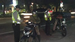 Satu persatu kendaran bermotor diberhentikan dan di periksa kelengkapan surat-surat kendaraannya (dok. KM)