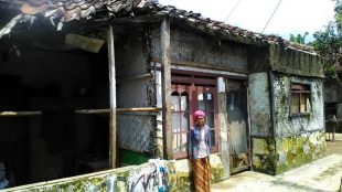 Kondisi rumah Tiamah (75), di Desa Ciburayut, Kecamatan Cigombong, yang sudah hampir roboh dan bertahun-tahun menunggu bantuan RTLH (dok. KM)