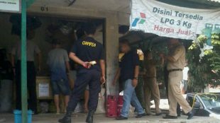 Tim gabungan Muspika Ciampea saat melakukan sidak di salah satu kios di Pasar Baru Ciampea (dok. KM)