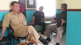 Ketua UPT Pasar Kemirimuka bersama perwakilan APPSI Depok saat wawancara di kantor UPT, kemarin 8/5 (dok. KM)