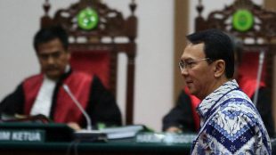 Gubernur DKI Jakarta Basuki Tjahaja Purnama di ruang sidang pembacaan vonis, Selasa 9/5 (dok. BeritaSatu)