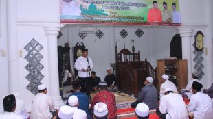 Wabup Tanjab Barat Amir Sakib kunjungi Mesjid Nurhasanah Kuala Tungkal dalam agenda Safari Ramadhan perdana Pemkab Tanjung Jabung Barat (dok. KM)