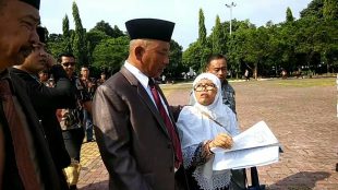 Nenek SHS mengadu kepada Walikota Bekasi Rahmat Effendi terkait bangunan liar yang berada di pintu gerbang garasi rumahnya (dok. KM)