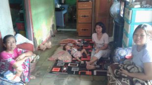 Neneng, Rumini dan Sri Hesti ketika ditemui KM di Kp. Jembat RT02/03 Desa Bojongrangkas, Kecamatan Ciampea (dok. KM)