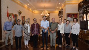 Gubernur Jambi Zumi Zola Zulkifli bersama Menteri Kerjasama Pembangunan Denmark, Ulla Tornaes dan Dubes Denmark untuk Indonesia, Casper Klynge dan rombongan, di Rumah Dinas Gubernur Jambi, Senin 1/5 (dok. KM)