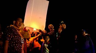 Gubernur Jambi Zumi Zola (tengah) saat melepaskan lampion pertama pada perayaan Waisak di kompleks candi Muaro Jambi, 11/5 (dok. KM)