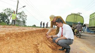 Gubernur Jambi Zumi Zola melihat langsung kualitas jalan untuk penimbunan dan pengerasan pada proyek perbaikan Jalan Lingkar Sijenjang, Selasa 2/1 (dok. KM)