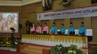 Gubernur Jambi Zumi Zola saat menghadiri Rapat Paripurna Istimewa DPRD Kota Jambi dalam rangka Memperingati Hari Hari Ulang Tahun Kota Jambi, di Gedung DPRD Kota Jambi, Rabu (17/5). (dok. KM)