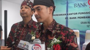 Gubernur Jambi Zumi Zola memberikan keterangan usai meresmikan Kantor Fungsional (Treasury Room) BPD Jambi di Jakarta, Jumat 26/5 (dok. KM)