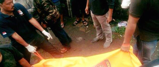 Pihak kepolisian membawa jenazah yang diduga korban pembunuhan untuk diotopsi (dok. KM)