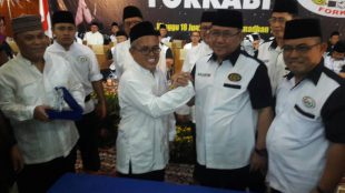 Rektor ISTA Dr. Dede Rumayadi dan Ketua Umum FORKABI Nachrowi Ramli usai penandatanganan MOU (dok. KM)