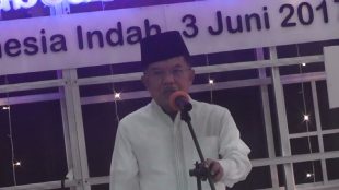 Wapres Jusuf Kalla saat memberikan sambutan pada acara buka bersama di Anjungan Sulsel, TMII (dok. KM)