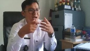 Ahmad Fadillah, Lurah Mekar Jaya Depok saat wawancara dengan KM 7/6 (dok. KM)