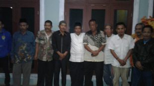 Usai buka bersama, bakal calon bupati bogor Adang Waluya berfoto bersama tokoh masyarakat setempat (dok. KM)