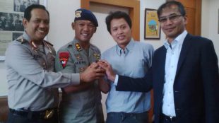 Kunjungan Karo Penmas Polri Brigjen Rikwanto beserta Wadansat Brimob P{olda Metro Jaya ke kantor pusat LKBN Antara, Jakarta Senin 19/6. Pihak kepolisian menyampaikan pernyataan maafnya atas penganiayaan yang dilakukan anggotanya terhadap salah satu wartawan Antara, Ricky Prayoga (kedua dari kanan) (dok. antara)