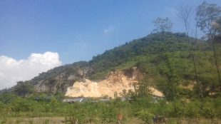 Penambang secara leluasa menambang kapur yang terdapat di Gunung Kapur Kecamatan Ciampea (dok. KM)