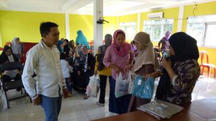 Kades Sukajaya, Jepri (kiri) saat pembagian bingkisan dan honor bagi aparatur desa Sukajaya, Kecamatan Sukajaya 21/6 (dok. KM)