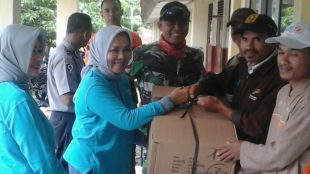 Ketua IWAPI Kabupaten Bogor Hj. Inne Roswianita secara simbolis memberikan bantuan kepada ketua RW setempat di Cibunian, Pamijahan kemarin (dok. KM)