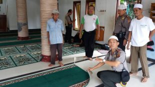 Kapolsek Bogor Utara Kompol Wawan (kanan) saat Giat Polisi Cinta Masjid di Masjid Nurul Huda, Ciparigi, Kota Bogor (dok. KM)