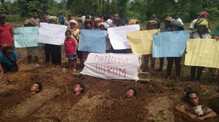 Aksi kubur diri yang dilakukan beberapa warga Kecamatan Pancur Batu, Deli Serdang, sebagai protes atas "perampasan tanah" oleh PTPN II (dok. KM)