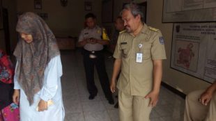 Tedy Mulyono, Lurah Pasir Gunung Selatan, Cimanggis, saat memantau pengumpulan pakaian layak pakai dalam acara baksos di kantor kelurahan, Jumat 16/6 (dok. KM)