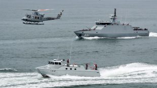 Kapal dan helikopter perang milik TNI-AU saat peluncuran operasi militer gabungan Indonesia-Malaysia-Filipina untuk meningkatkan keamanan di kawasan (dok. Antara)