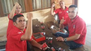 Sejumlah aktivis Paguyuban Bersatu saat bermusyawarah tentang masalah pryek perumahan Bogor Village di Desa Palasari, Cijeruk (dok. KM)