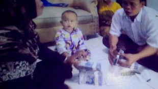 Penjual tanah Hj. Nurmah (kiri) sedang menerima uang muka pembelian tanah di depan saksi ketua RT, Fauzi (kanan) (dok. KM)