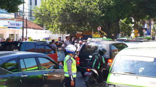 Polisi lalu lintas Polresta Bogor Kota saat mengatur uji coba Contra Flow siang tadi 19/6 (dok. KM)